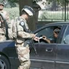 Soldados iraquíes solicitan la documentación a un automovilista en la capital iraquí, Bagdad