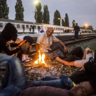 Varios refugiados en la estación ferroviaria de Beli Manastir, al noreste de Croacia.