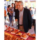 El alcalde degusta los productos del desayuno.
