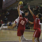 Un jugador del Maristas Ademar realiza un lanzamiento.