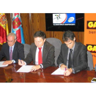 Momento en el que el Ayuntamiento de Ponferrada y Gadis rubrican el contrato de patrocinio.