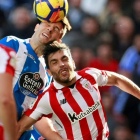 El defensa suizo del Deportivo, Fabian Schär, disputa el balón con Eneko Bóveda. CABALAR