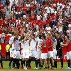 Los jugadores del Sevilla celebran su victoria por 2-1 ante el FC Barcelona, al finalizar el partido correspondiente a la séptima jornada de Liga disputado en el estadio Sánchez Pizjuan.