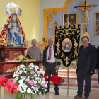 Las autoridades y el artista posan junto a la Virgen de las Angustías con sus nuevos atavíos. MEDINA
