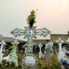 La neblina causada por el humo no abandonó ayer La Cabrera. En la imagen, el cementerio de Santa Eulalia, que estuvo a pocos metros de las llamas. JESÚS F. SALVADORES