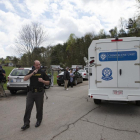 Policías acordonan el escenario del crimen de Peebles, en Ohio.