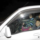 Una familia monta en el coche para alejarse de la costa tras el terremoto.