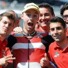 Jonas Folger, rodeado de su equipo tras conseguir la 'pole' de Moto2 del GP de Francia, en Le Mans.