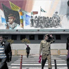 Un mural celebrando la Revolución iraní de 1979 preside una calle del centro de Teherán.
