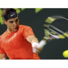 Rafael Nadal devuelve una pelota al eslovaco Luka Lacko.