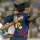 El albaceteño Óscar Montiel agarra al barcelonista Ronaldinho durante el encuentro disputado ayer