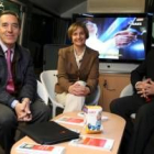 Cristino Casas, Miriam Acevedo y Óscar Mínguez, en el interior del autobús de la audición