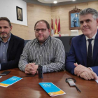 Del Riego, Carrera y Vega, de izquierda a derecha, durante la presentación del curso A. R.