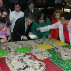 Soler guía la actividad de los participantes y el alcalde.