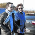 Ortega Cano, de la mano de su futura esposa, Ana María Aldón, a la llegada a la cárcel de Zuera tras su primer permiso.