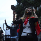 Vecinos del madrileño barrio de Salamanca participan en una protesta contra el Gobierno, ayer.