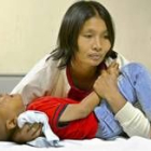 Un niño enfermo de cáncer es atendido por una enfermera