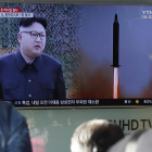 EFE / KIM HEE-CHUL  Ciudadanos surcoreanos miran un informativo sobre el lanzamiento del misil, este domingo en Seúl.