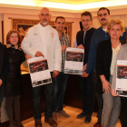 Hosteleros y representantes del Ayuntamiento y Asemco presentaron ayer el cartel. DL