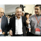 José Blanco junto a Patxi López y Rodolfo Ares esta mañana en la conferencia política del PSOE.