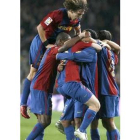 Los jugadores del Barcelona felicitan a Messi tras marcar el primer gol