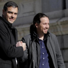Pablo Iglesias y Pedro Sánchez se saludan a su llegada a la reunión que mantuvieron el pasado 30 de marzo.