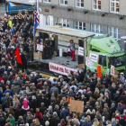 Manifestantes contra la permanencia en el Gobierno del 'premier' Gunnlaugsson, el día 4, en Reikiavik.