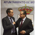 Mario Amilivia es recibido por el alcalde de Benavente. M.A.M.