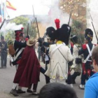 Un momento del fragor de la batalla de los vecinos contra las tropas francesas, ayer domingo.