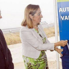 El delegado del Gobierno, Ruiz Medrano, y Ana Pastor, en la apertura de la A-60 a Villanubla.