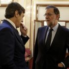 Mariano Rajoy y Rafael Hernando, el 21 de junio, en el Congreso.