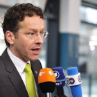 El presidente del Eurogrupo, Jeroen Dijsselbloem, atiende a la prensa durante su participación en una reunión informal de ministros de Economía y Finanzas de la Unión Europea en Dublín.