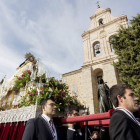 La imagen de Santa Teresa llega al monasterio de la Encarnación donde profesó. RAÚL SANCHIDRIÁN