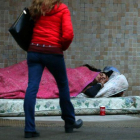Personas sintecho durmiendo en las calles de Buenos Aires, Argentina.