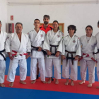 Los judocas leoneses posan con sus entrenadores tras superar el examen. DL