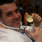 Fernando González con su medalla de oro de campeón ayer.  DL