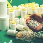 Foto de archivo de una operación de la Guardia Civil en la que se requisaron falsos productos con los que se alegaba poder tratar, entre otros, el cáncer (19-11-2002).