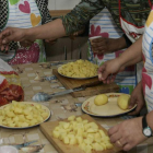 Un grupo de mujeres inmigrantes participan en un taller de cocina de Isadora Duncan. RAMIRO