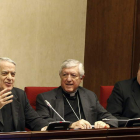 El portavoz de la Santa Sede, Federico Lombardi (primero por la izquierda).