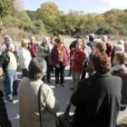 Un grupo de visitantes escucha atentamente las indicaciones del guía