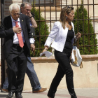 El padre Ángel y Milagros Marcos a la salida.