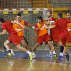 La plantilla del Ademar completó ayer una suave sesión de entrenamiento tras llegar la madrugada del martes de Eslovenia. MARCIANO