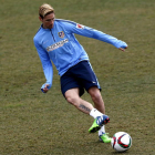 Fernando Torres durante el último entrenamiento rojiblanco antes del partido de hoy.