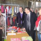 Vargas, Riesco y Teresa Magaz, ayer durante su visita a la feria en el Museo del Ferrocarril.