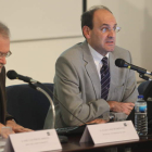 José Luis Prieto y el profesor de la Universidad de León, Julio Lago, ayer en el auditorio.