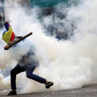 Un manifestante durante los disturbios contra Maduro, en Caracas.