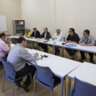 La dirección de IU, de espaldas, y la ejecutiva de CC.OO.