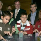 Francisco Ros, Antonio Silván y Francisco Fernández, junto a unos niños en la expocisión «Movi