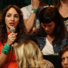 La actriz argentina Thelma Fardín (i) habla durante una rueda de prensa en Buenos Aires.