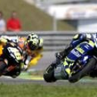 El español Sete Gibernau perseguido por Rossi quien acabaría primero en el Gran Premio de Brasil